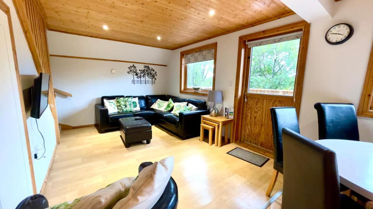 Spacious Primrose Lodge For 6 With Hot Tub At A Spa Resort Chudleigh Екстер'єр фото
