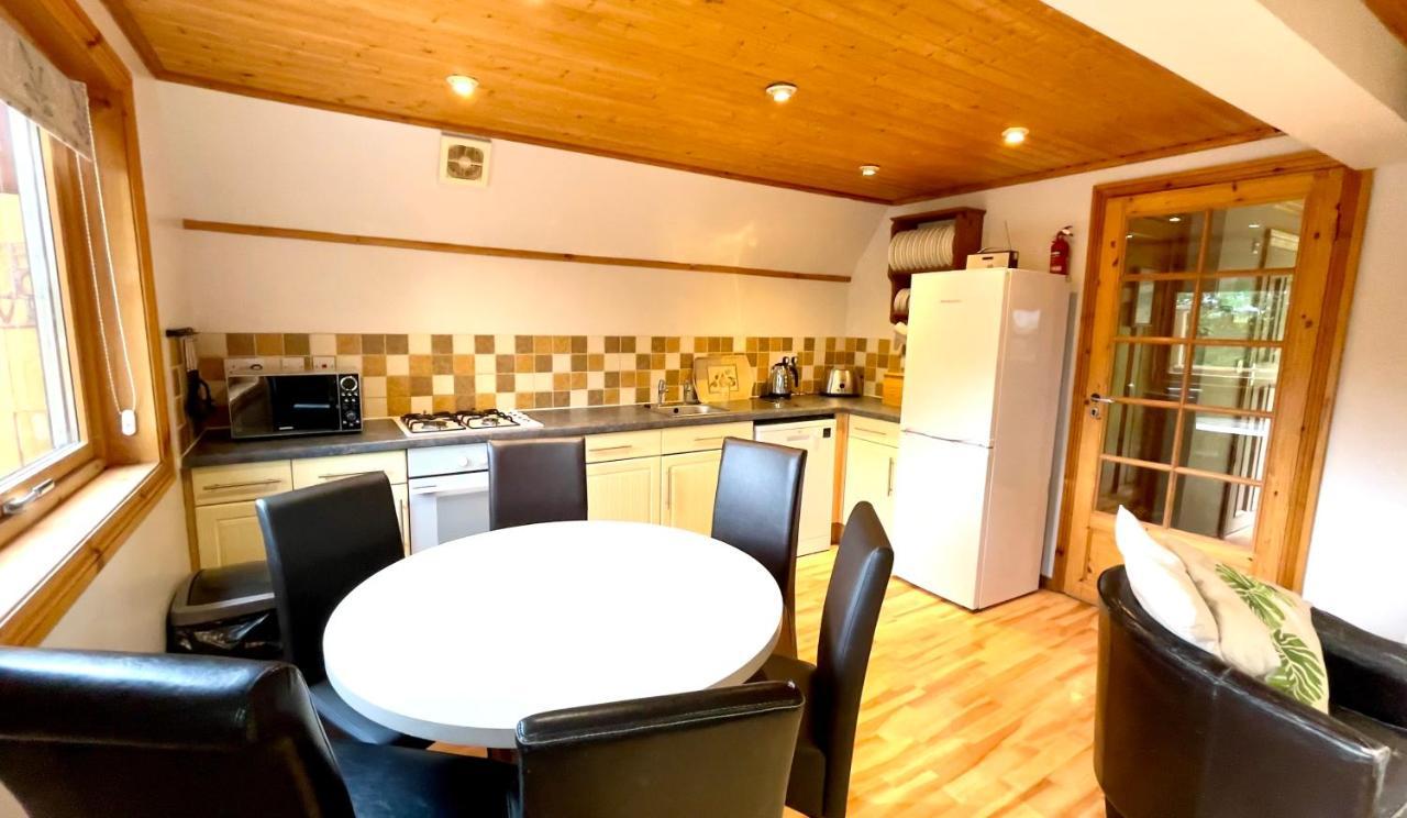 Spacious Primrose Lodge For 6 With Hot Tub At A Spa Resort Chudleigh Екстер'єр фото
